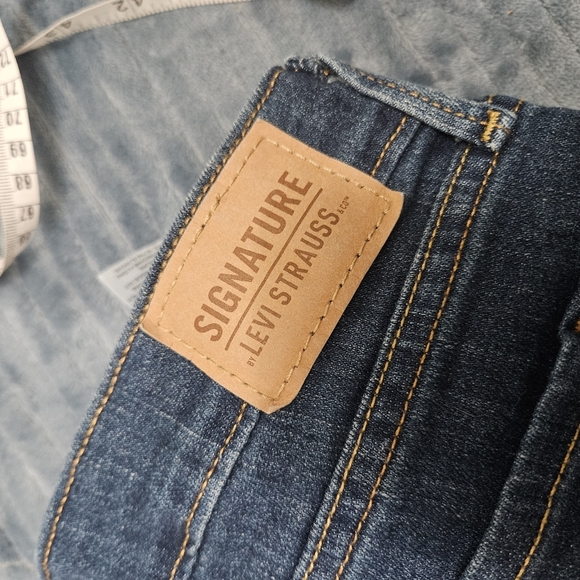 Levi Strauss Mid Rise Capri Dark Wash Jeans! - Picture 8 of 8